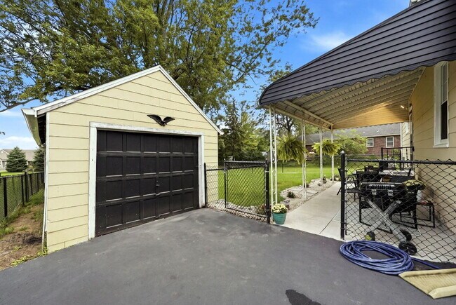 Building Photo - Furnished 3-Bedroom Single-Family Home in Lancaster
