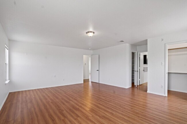 Building Photo - 5-bedroom, 3 bathrooms House for Rent
