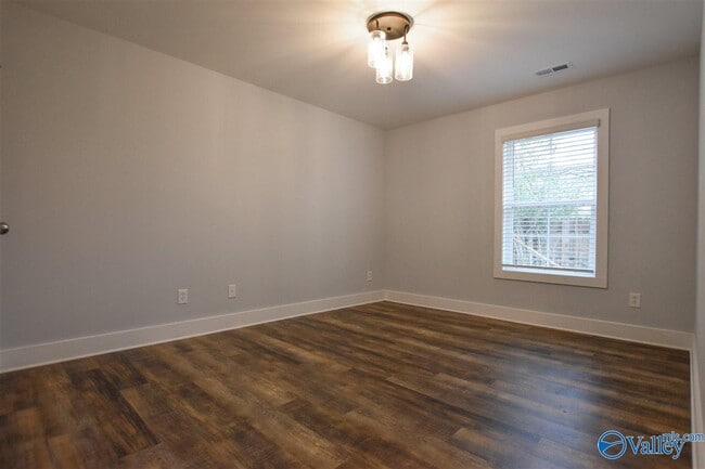 Building Photo - 300 Stone Hill Dr