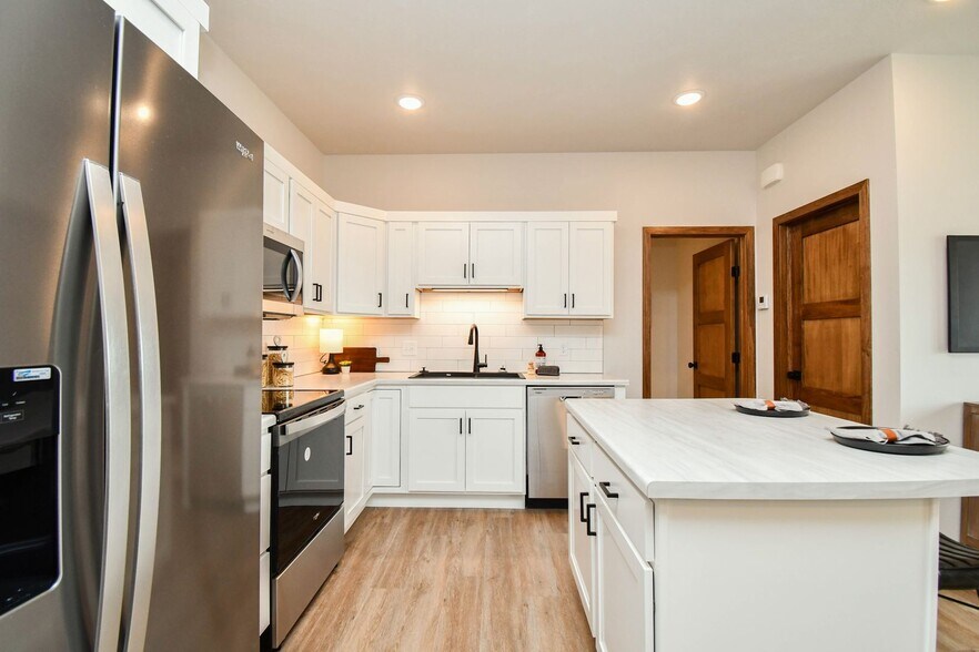 Building Photo - 6115 S Alki Pl