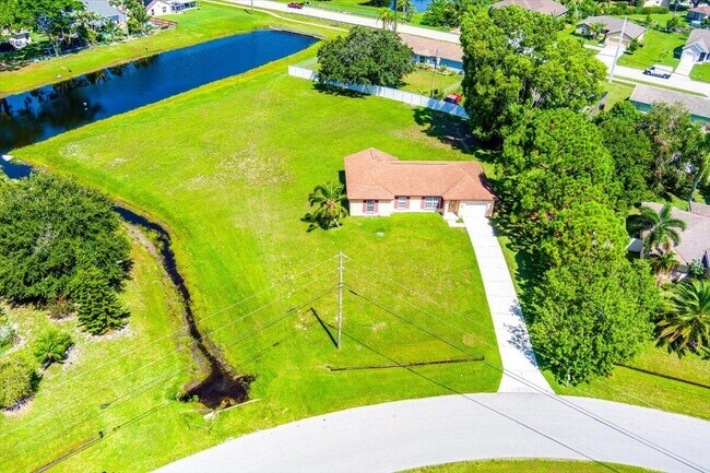 Building Photo - 2175 SE Heathwood Cir