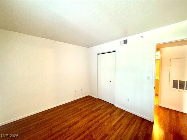 Building Photo - 950 Seven Hills Dr