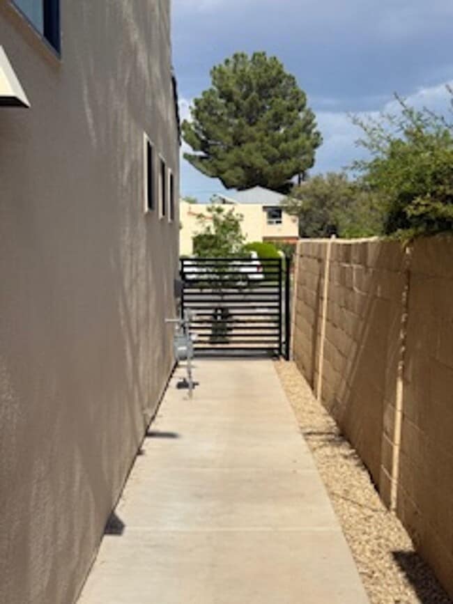 Building Photo - 1003 N Armijo St