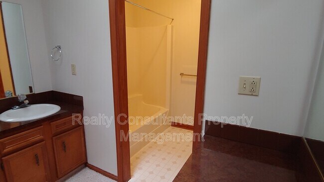 Building Photo - 302 Aspen Ct
