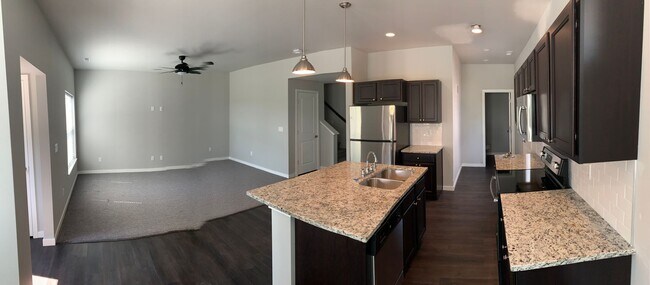 Building Photo - Ellis Flats Townhomes | Modern 3 Bedroom /...