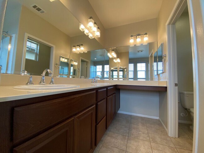 Building Photo - Beautiful 5 Bedroom/3 Bath Oceanside Home in Dixie Village