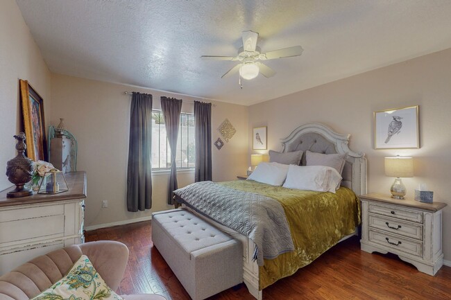 Building Photo - UNSER/LADERA 2 Bedroom  2 Bath  2 car gara...