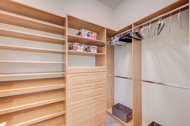 Building Photo - Stunning single-story home in picturesque community!