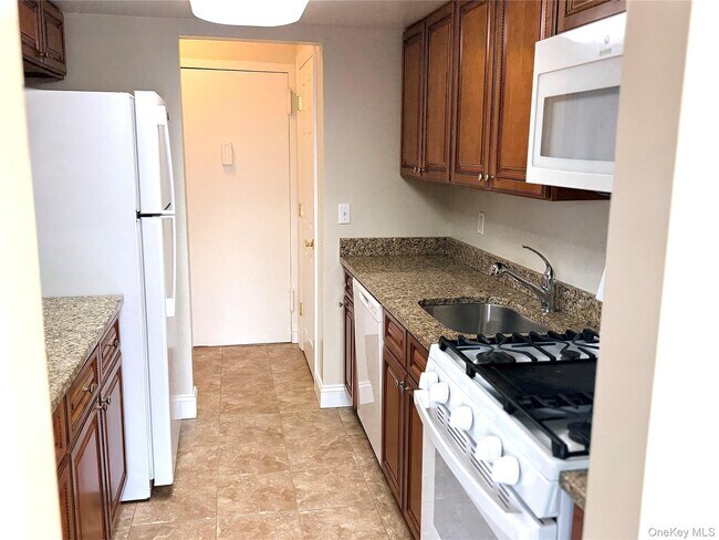 Building Photo - 505 White Plains Rd