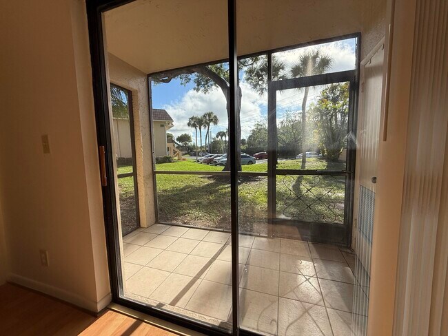 Building Photo - 6820 Palmetto Cir S