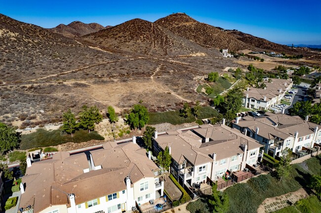 Building Photo - 2 bedroom Condo with an attached garage an...