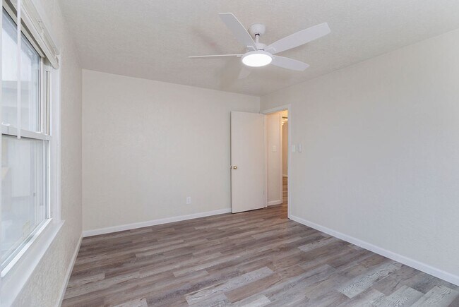 Building Photo - 1809 NW Lincoln Ave