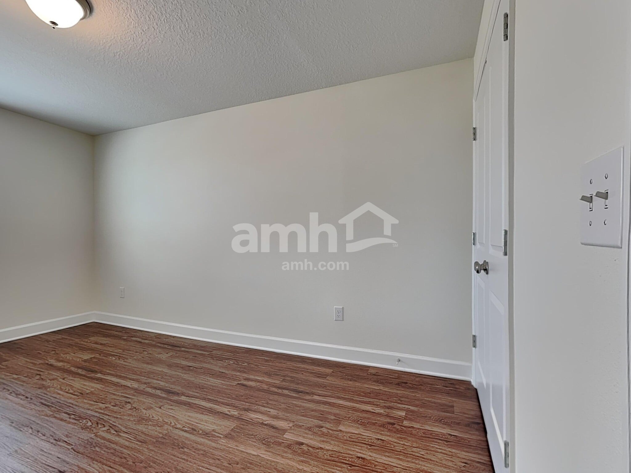 Building Photo - 1045 Island Pond Dr