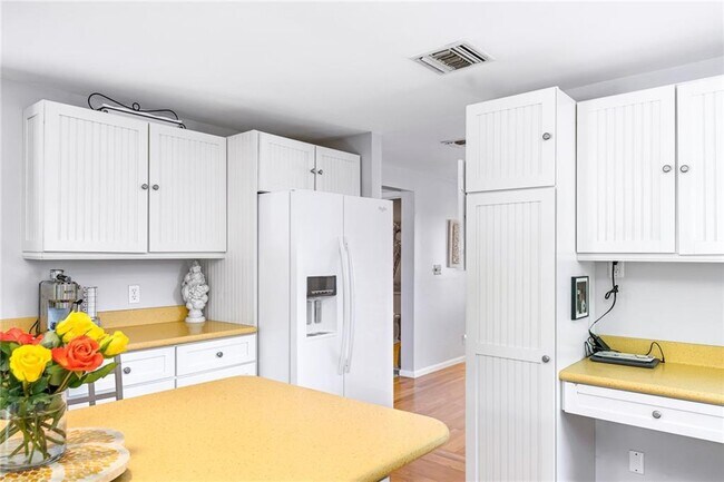 Building Photo - 40 Oak Grove St