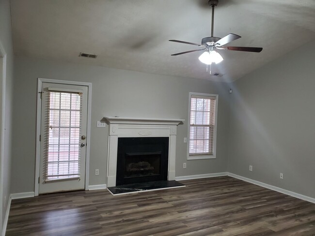 Building Photo - 3 bd/ 2 ba located MINUTES from Fort Bragg...