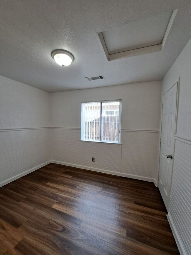 Building Photo - Single Level 3BR Home w/ Backyard Ready to...