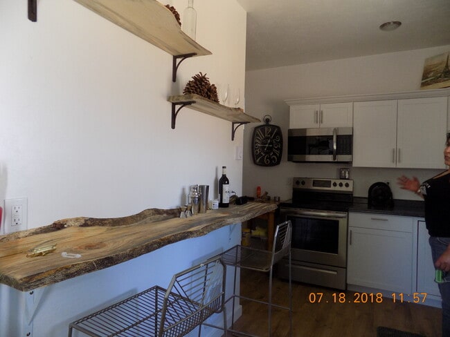 Building Photo - Beach Cottage-Fully Furnished - AVAILABLE NOW - MAY 15TH 2026, AVAILABLE AGAIN AUG 15, 2026- MAY ...
