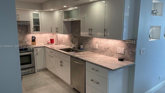 Building Photo - 531 N Ocean Blvd