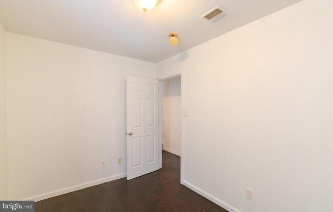 Building Photo - 305 N 41st St