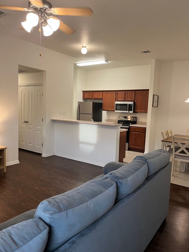 Building Photo - 208 Robin St