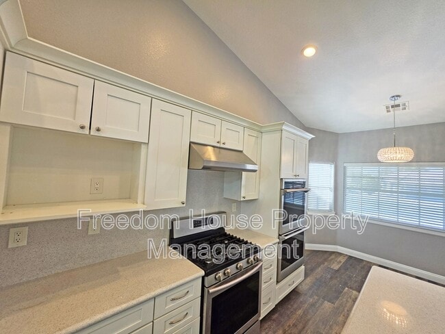 Building Photo - 3630 E Vineyard Dr N