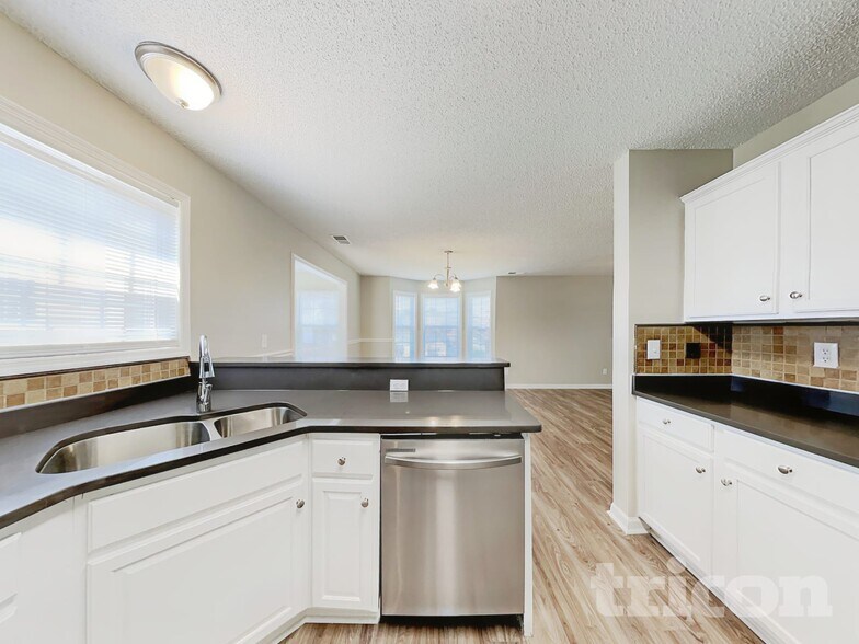 Building Photo - 2102 Taras Trace Dr