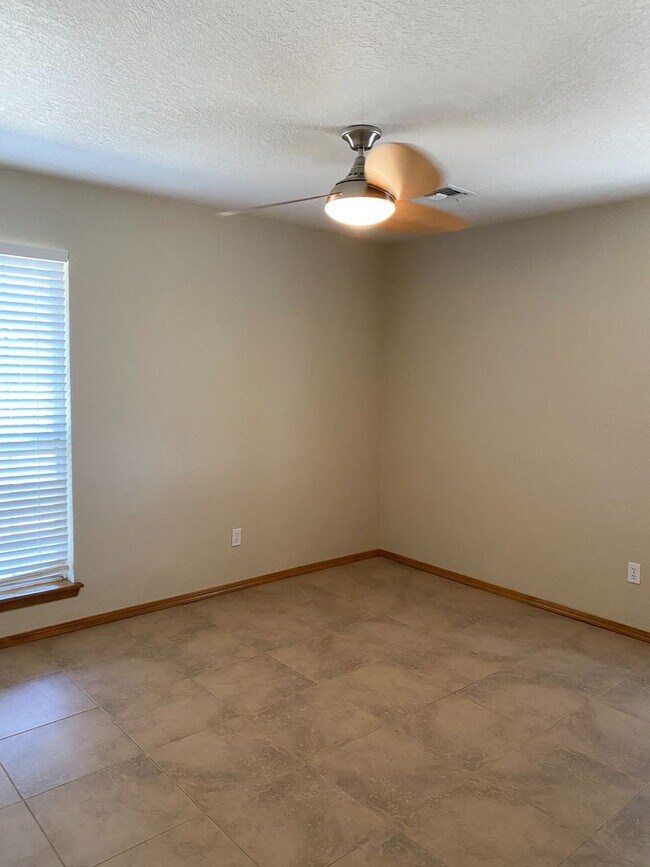 Building Photo - 631 Stoneridge Dr