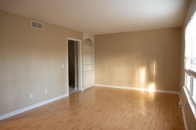 Building Photo - Large 3 Bedroom 2.5 Bath Townhome in Prime Location-Francisco Place Community!