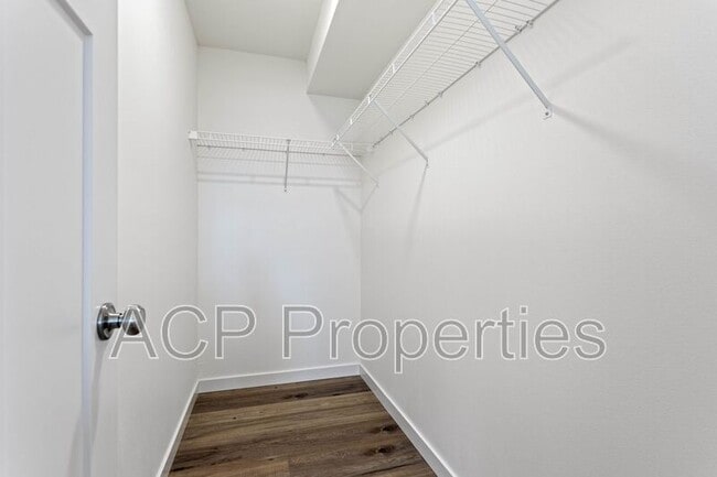 Building Photo - 669 E Badger Rd