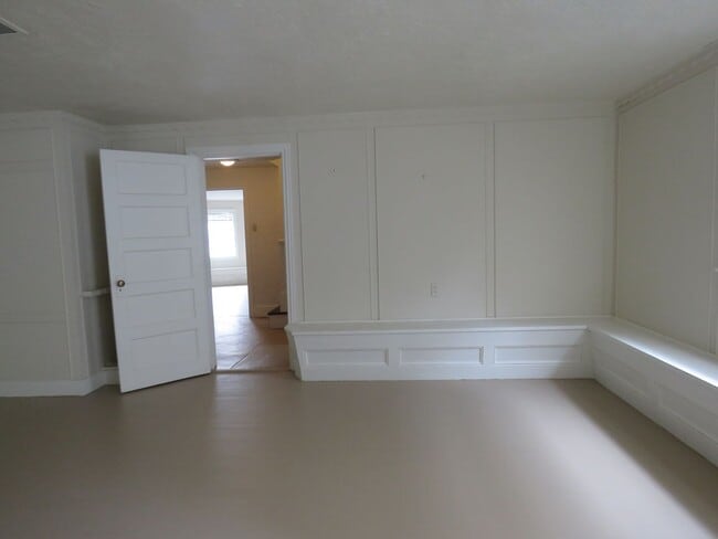 Building Photo - Elegant 4 bedroom House  with bonuses