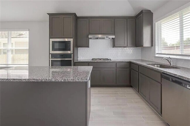 Building Photo - 116 Riverhill Dr