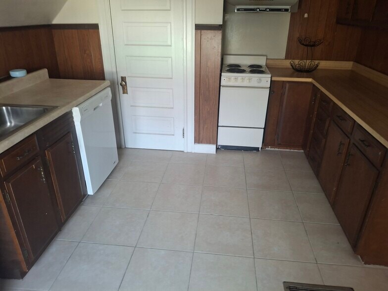 Kitchen - 422 Prospect Ave