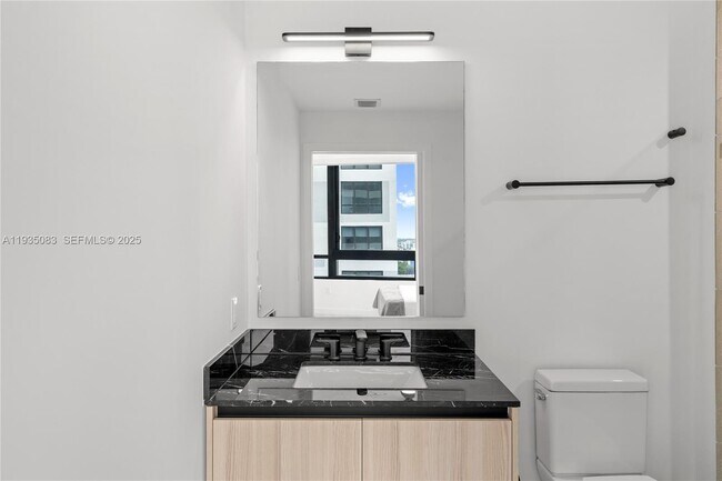 Building Photo - 225 N Miami Ave