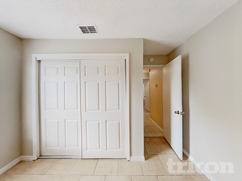 Building Photo - 2810 Manor Hill Drive Brandon FL