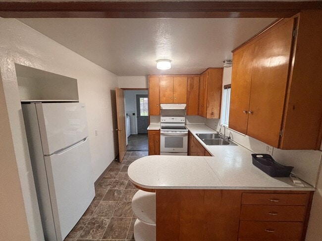 Building Photo - South Corvallis 2 Bedroom Home with Fenced Yard!