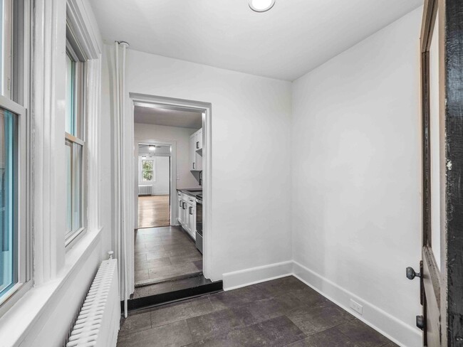 Building Photo - AVAILABLE JULY 1ST!! FULLY RENOVATED 1 BED...