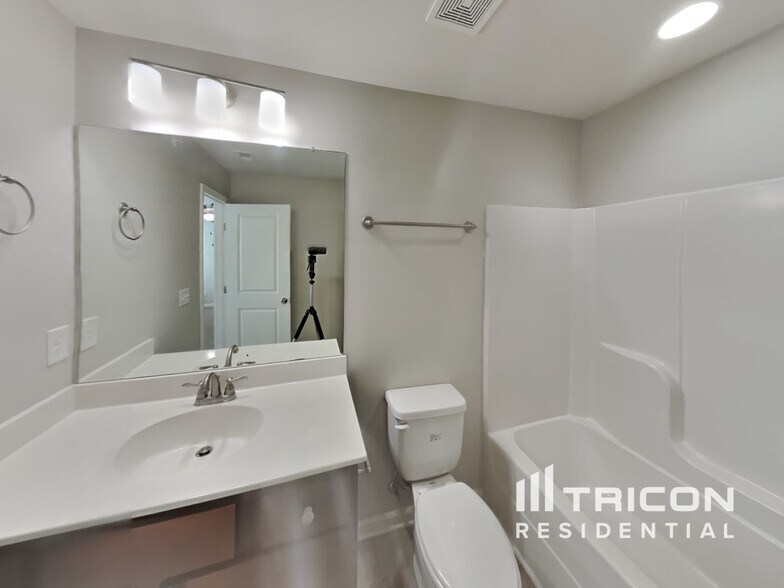 Building Photo - 409 Riverwood Ct