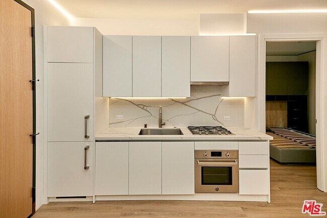 Building Photo - 105 S Fairfax Ave