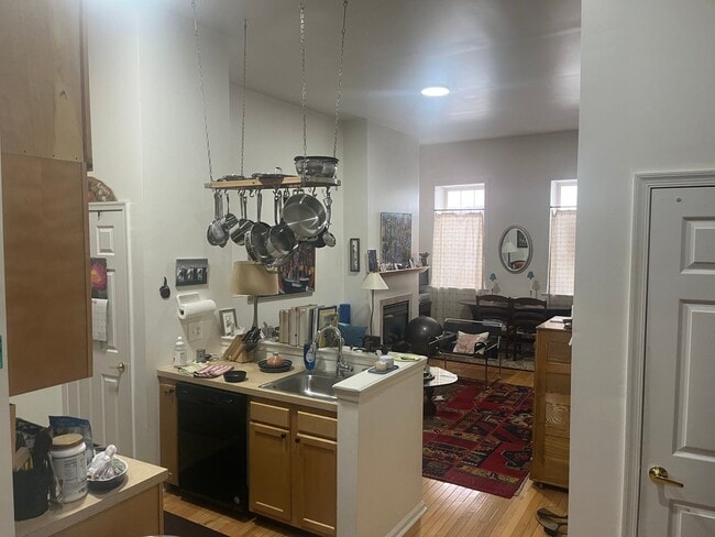 Building Photo - Bright Old City Loft