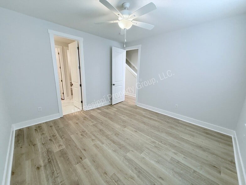Building Photo - 613 Miramar Ln