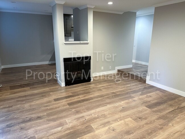 Building Photo - Meticulously renovated 2 Bd/1 Ba, 889 sf, ...