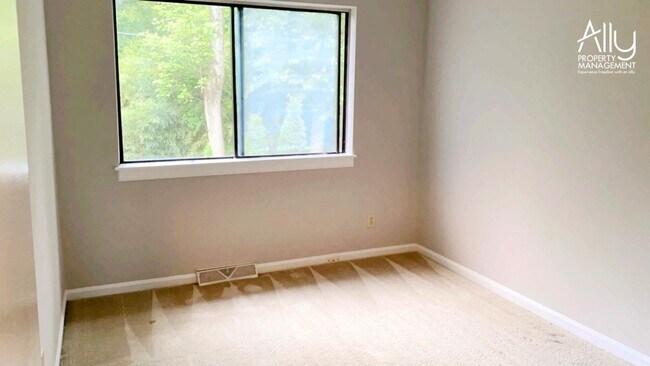 Building Photo - 583 Southampton Ct