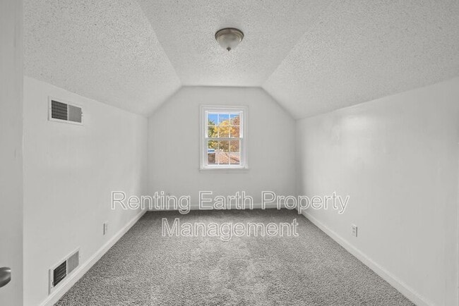 Building Photo - 741 9th Ave W