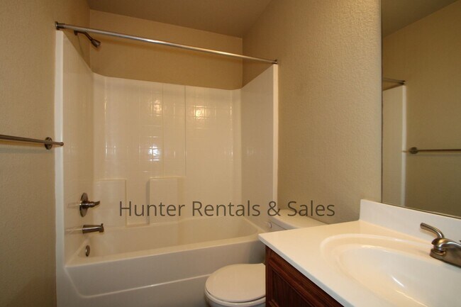 Building Photo - Spacious Duplex