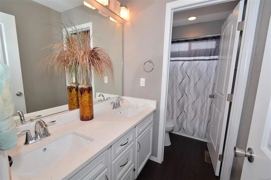 Upstairs double vanity granite bathroom - 8782 Windy Plains Ct