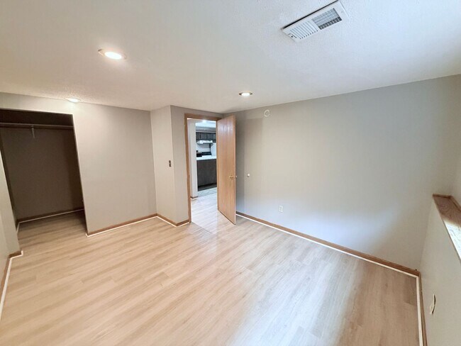 Building Photo - Versatile Oakdale Home Featuring 2 Kitchens, Sun Deck & Mother-in-Law Suite!
