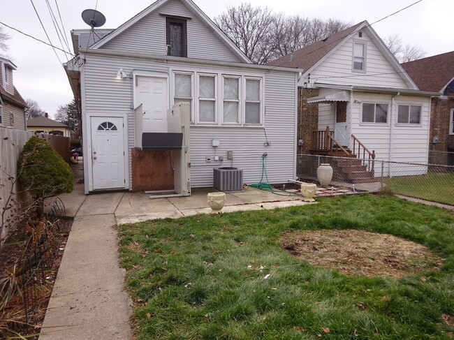 Building Photo - 5030 W Winnemac Ave