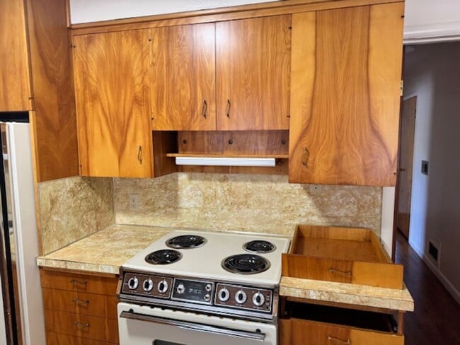 Building Photo - SINGLE LEVEL, 3 BEDROOM HOME WITH DETACHED...