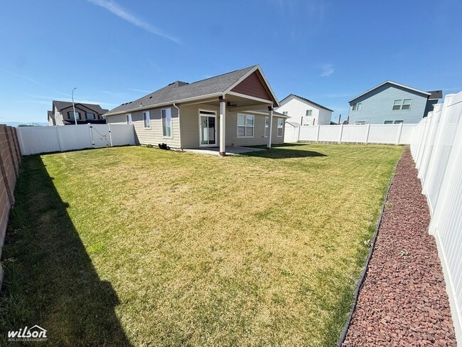 Building Photo - Modern 3-Bed Moxee Home with Huge Fenced Yard & Covered Patio