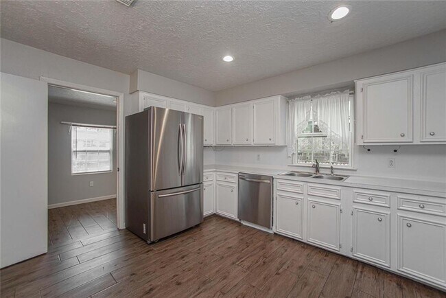 Building Photo - 10700 Deer Hill Dr